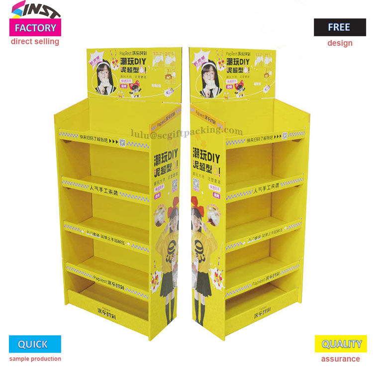 Mały, żółty kartonowy stojak w supermarkecie płonie!