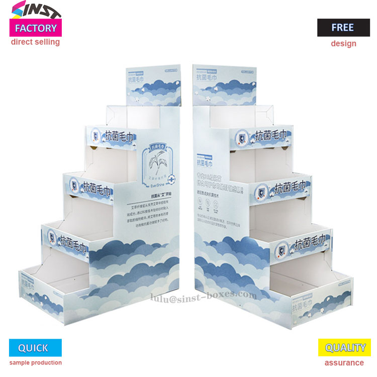 Jak kartonowy stojak może rozmawiać z ręcznikami na półce?