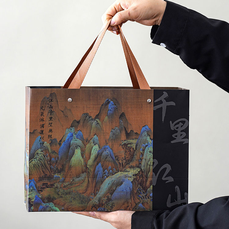 Ceramiczne pudełko upominkowe na kubek przesiąknięte duchem gór i rzek – trzymanie go w dłoniach wywołuje poczucie ciepła.