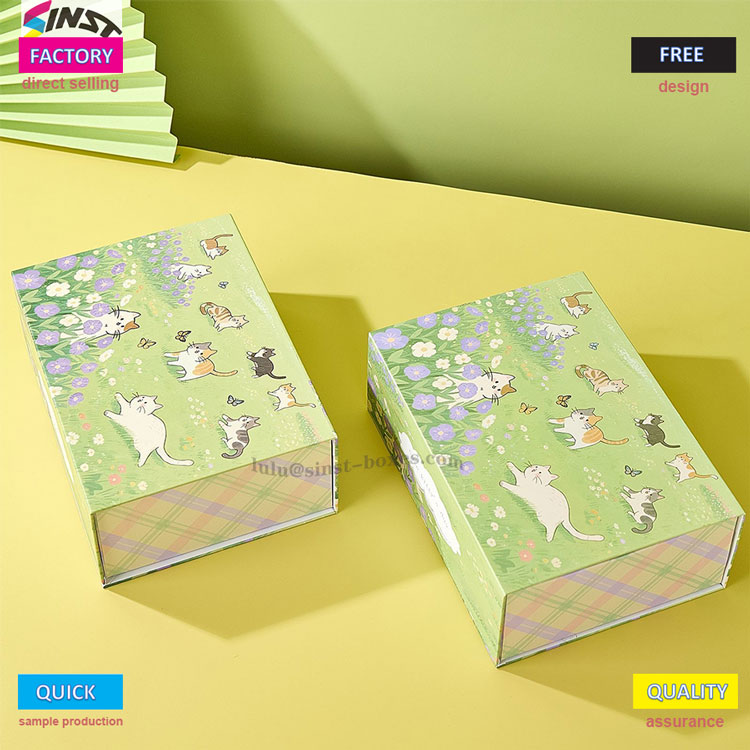 Pudełko na prezent z pluszowym wisiorkiem ze słodkim kotem